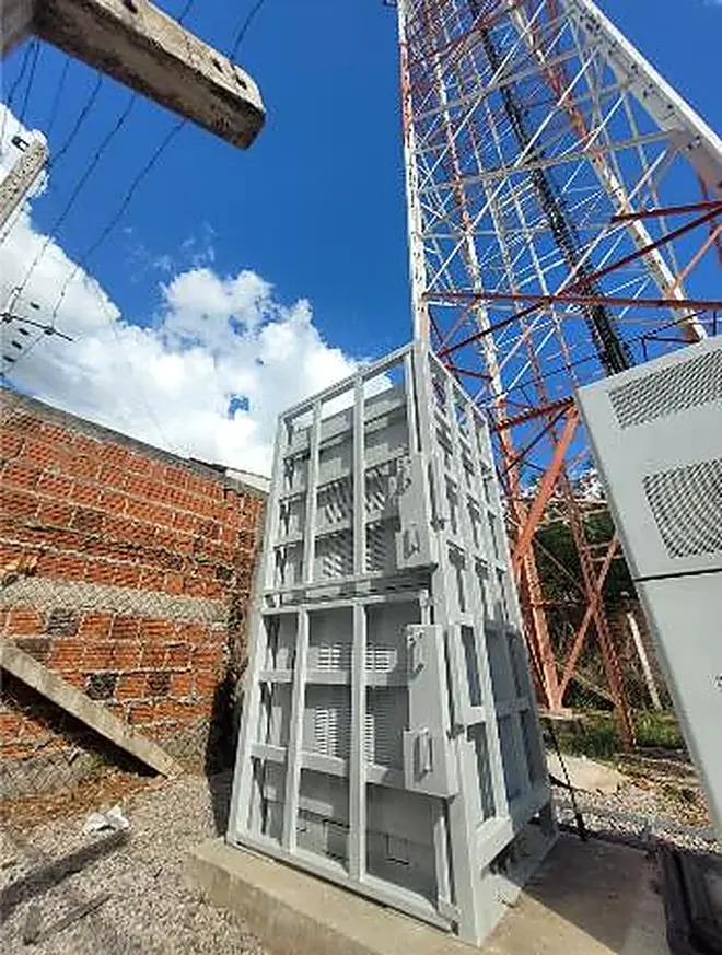 Gabinete outdoor instalado — NOOP Engenharia